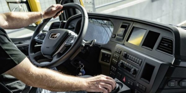 The MAN SmartSelect enables the driver to operate the infotainment system intuitively, without distraction and unerringly.
Das MAN SmartSelect ermöglicht eine intuitive, ablenkungsarme und zielsichere Infotainmentbedienung durch den Fahrer.